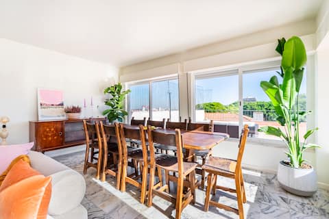 Top Airbnb: Sun-Filled 3BR • Terrace • Near River + Ferry em União Das Freguesias De Almada, Cova Da Piedade, Pragal E Cacilhas