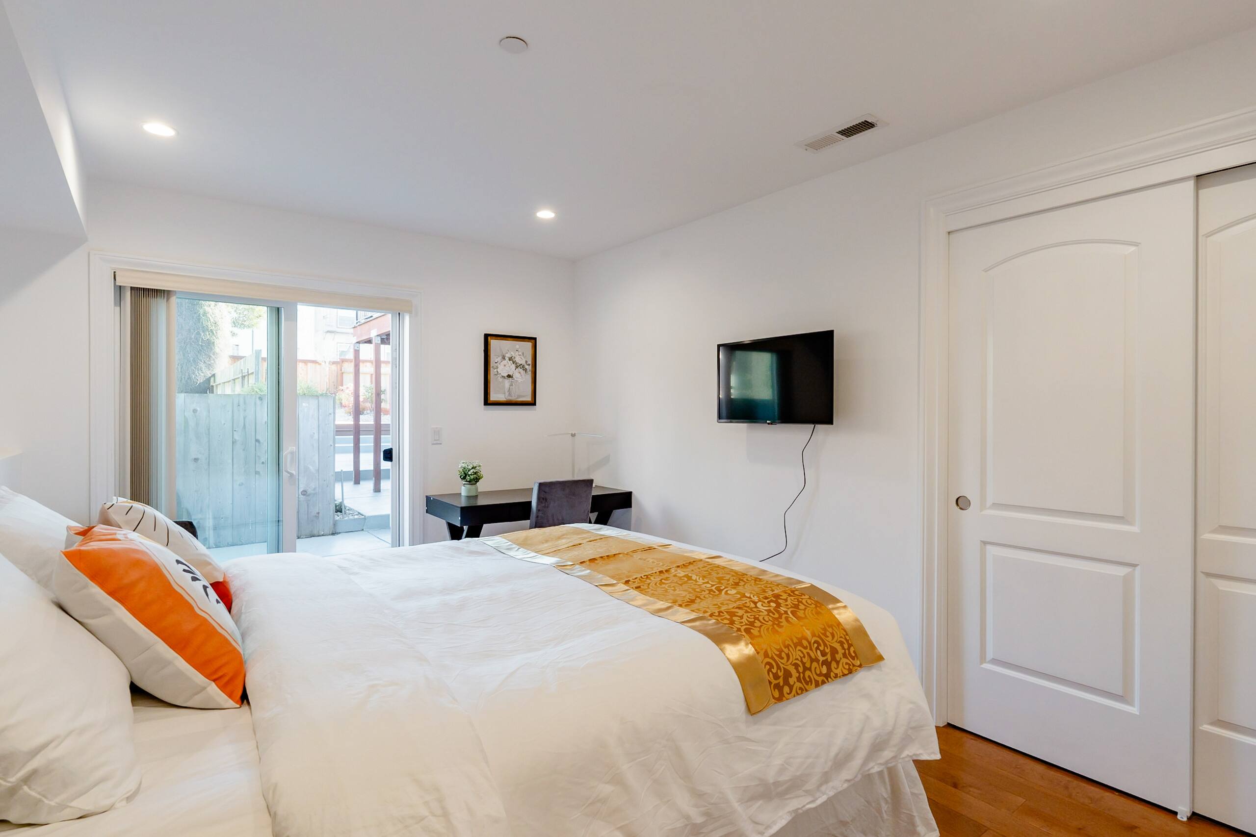 Home in San Francisco · ★4.96 · 2 bedrooms · 2 beds · 2 baths - Image 14
