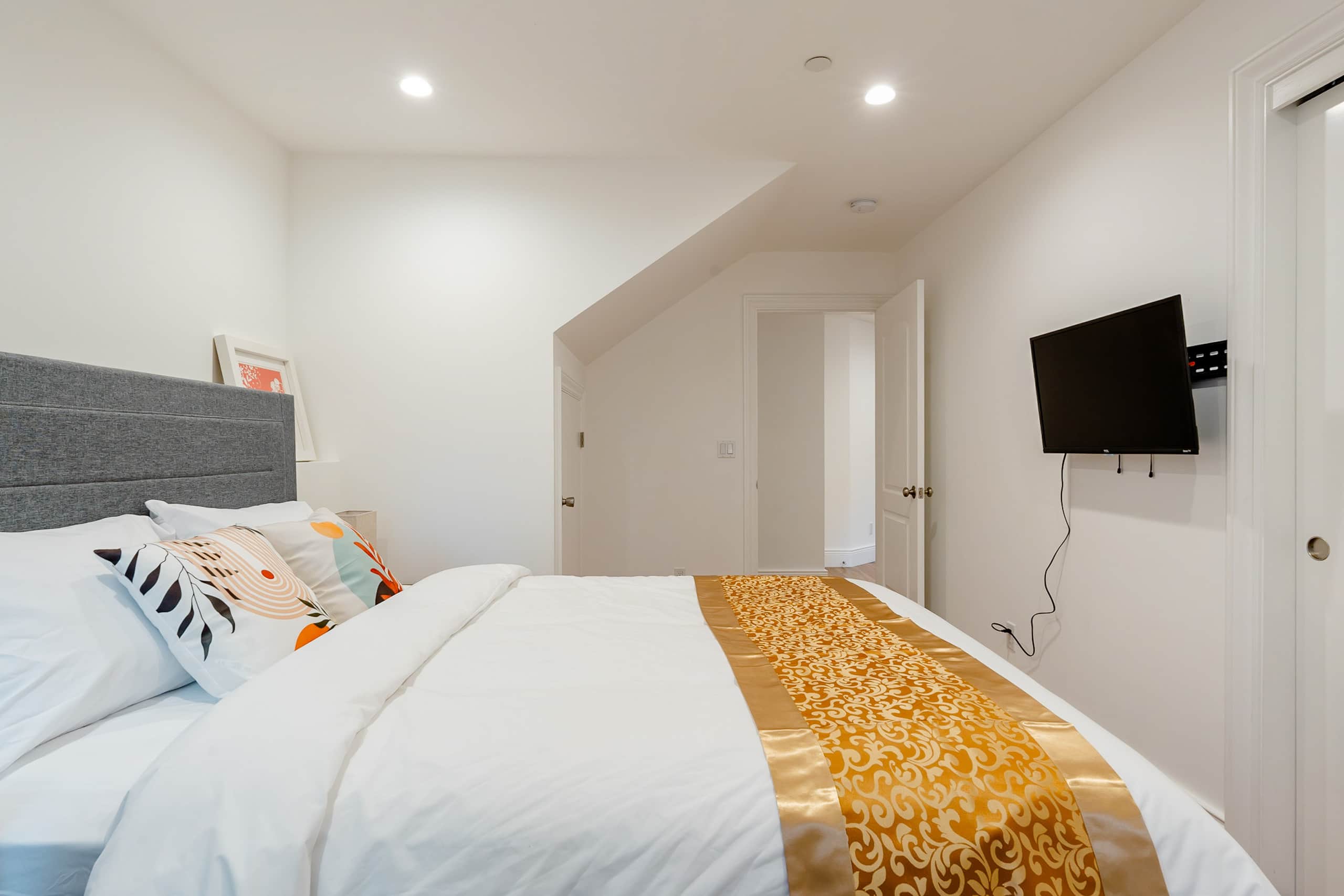 Home in San Francisco · ★4.96 · 2 bedrooms · 2 beds · 2 baths - Image 11