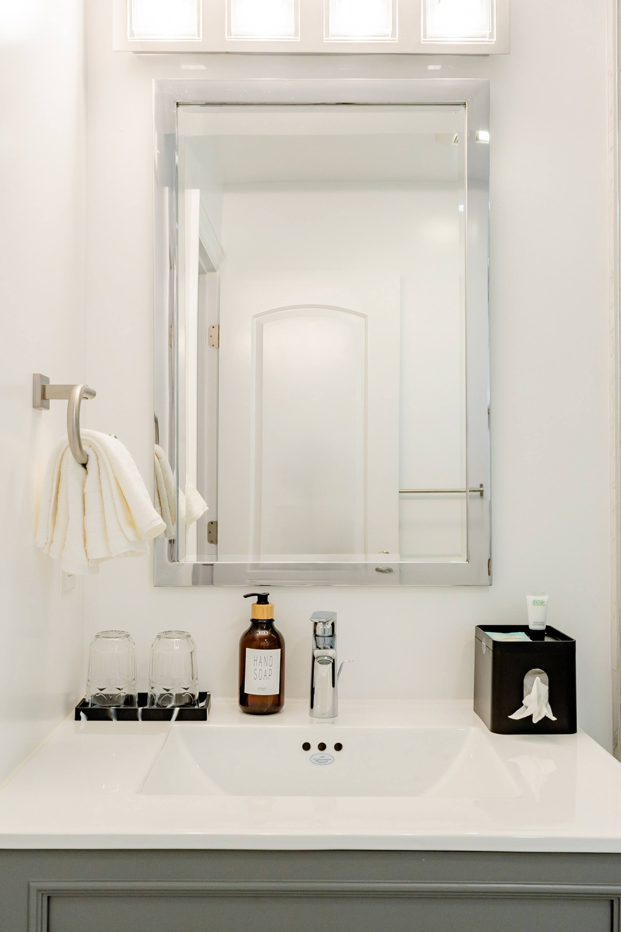 Home in San Francisco · ★4.96 · 2 bedrooms · 2 beds · 2 baths - Image 16