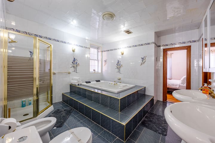 @the Chillspot Duplex ( KNG sz Bds) 3 bathrooms gallery image 2