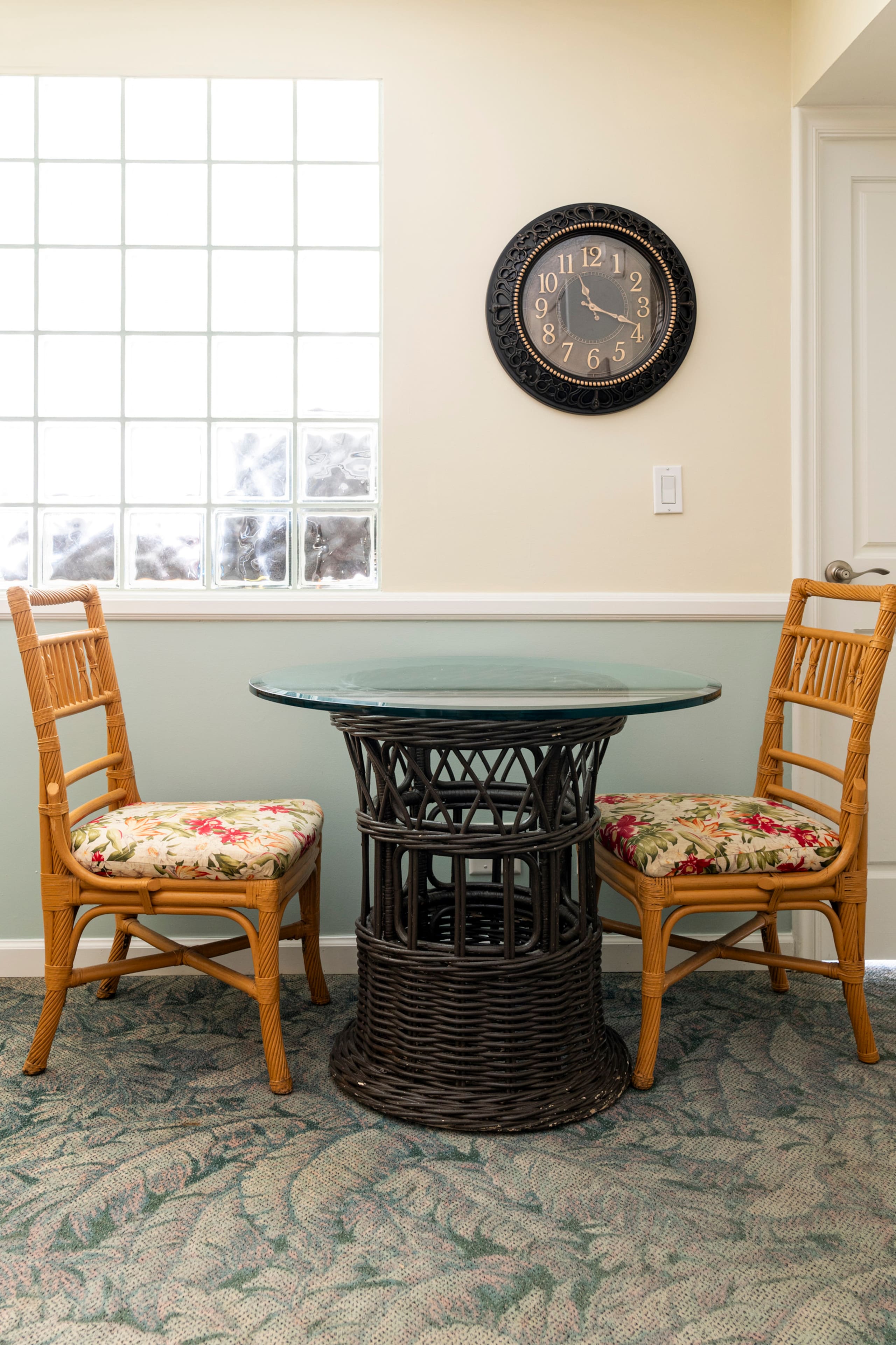 Spacious Downtown 1-Bedroom Condo - FREE Parking - Image 14