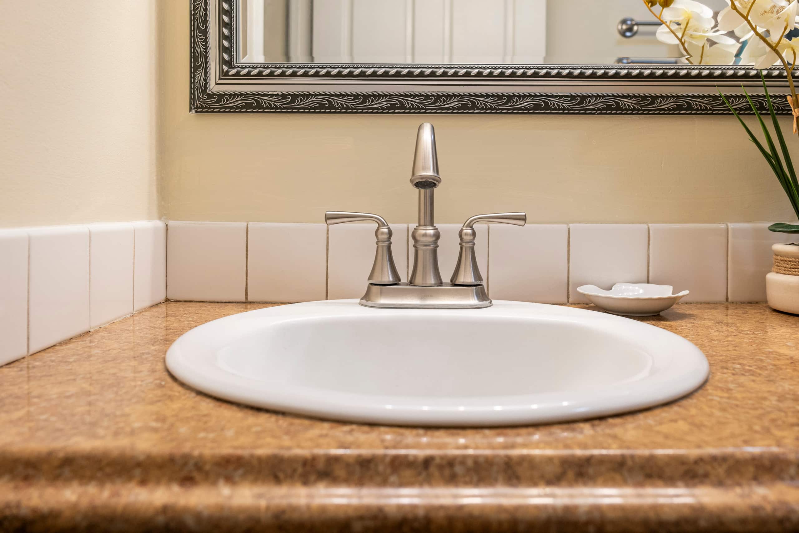 Spacious Downtown 1-Bedroom Condo - FREE Parking - Image 21