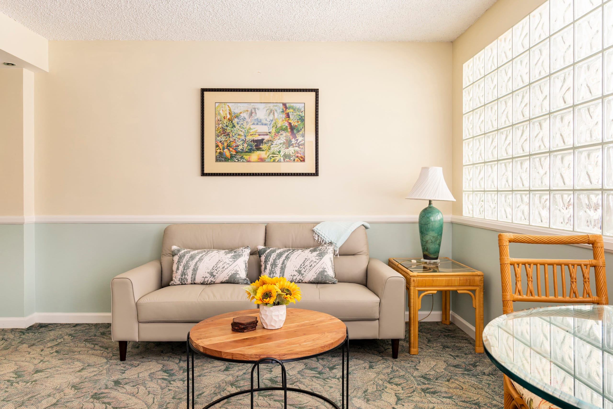 Spacious Downtown 1-Bedroom Condo - FREE Parking - Image 2
