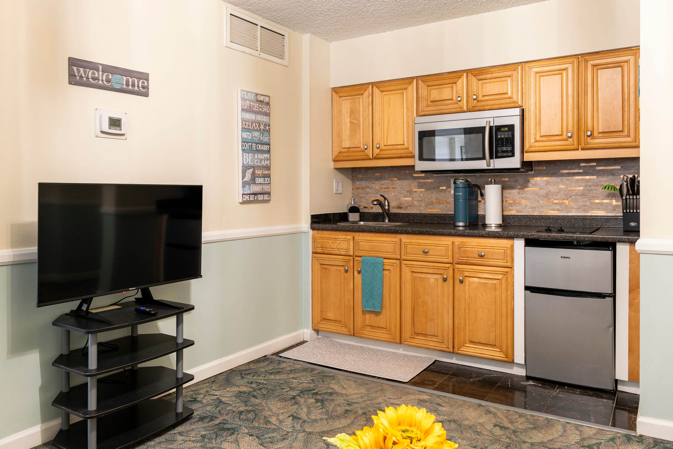 Spacious Downtown 1-Bedroom Condo - FREE Parking - Image 8