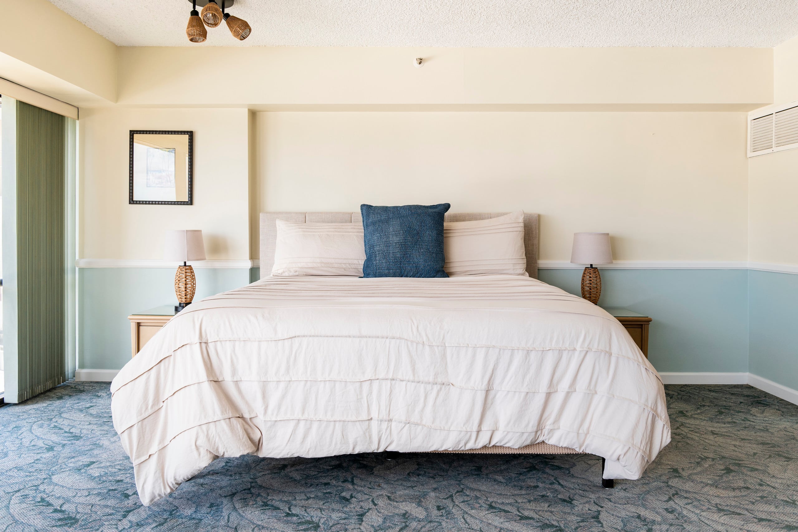 Spacious Downtown 1-Bedroom Condo - FREE Parking - Image 17