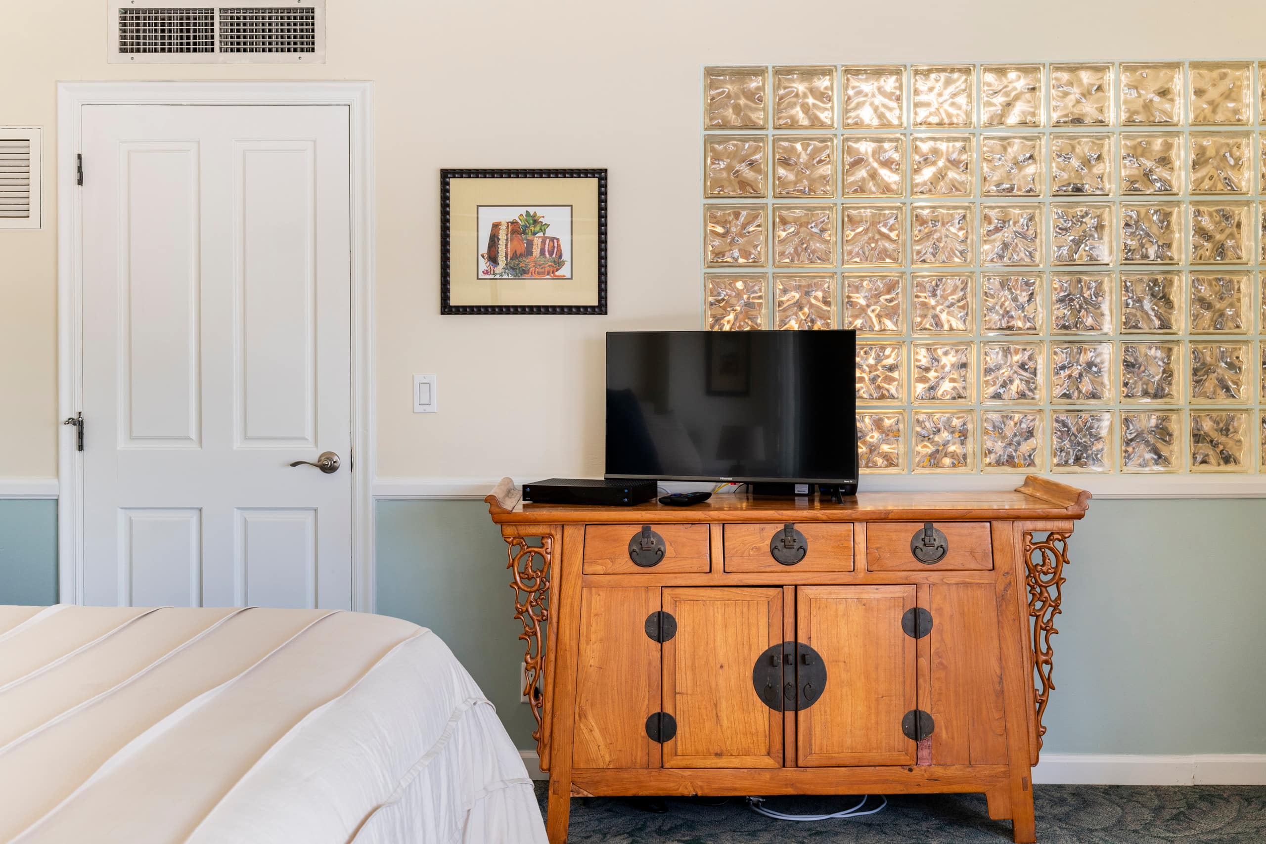 Spacious Downtown 1-Bedroom Condo - FREE Parking - Image 20