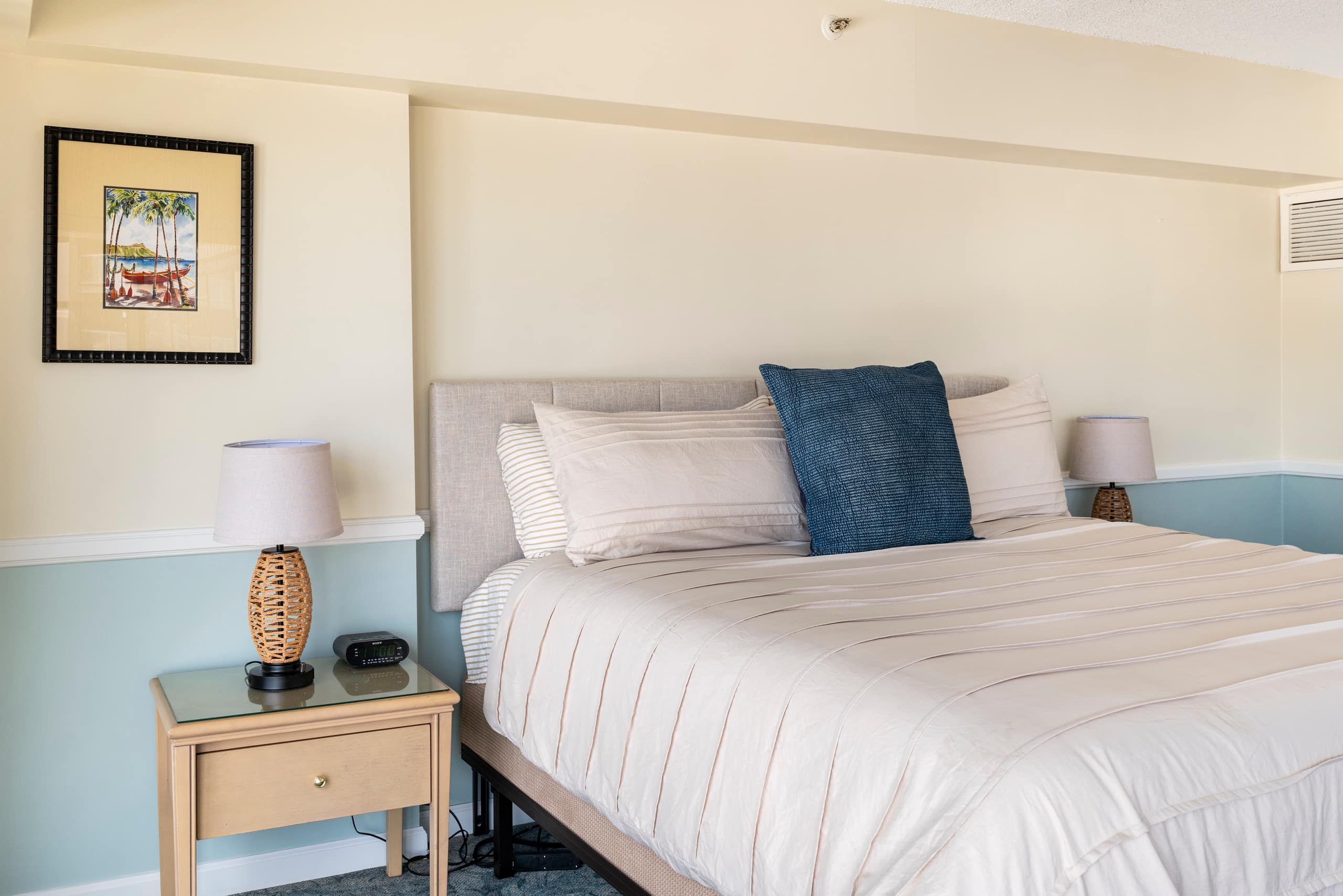 Spacious Downtown 1-Bedroom Condo - FREE Parking - Image 18