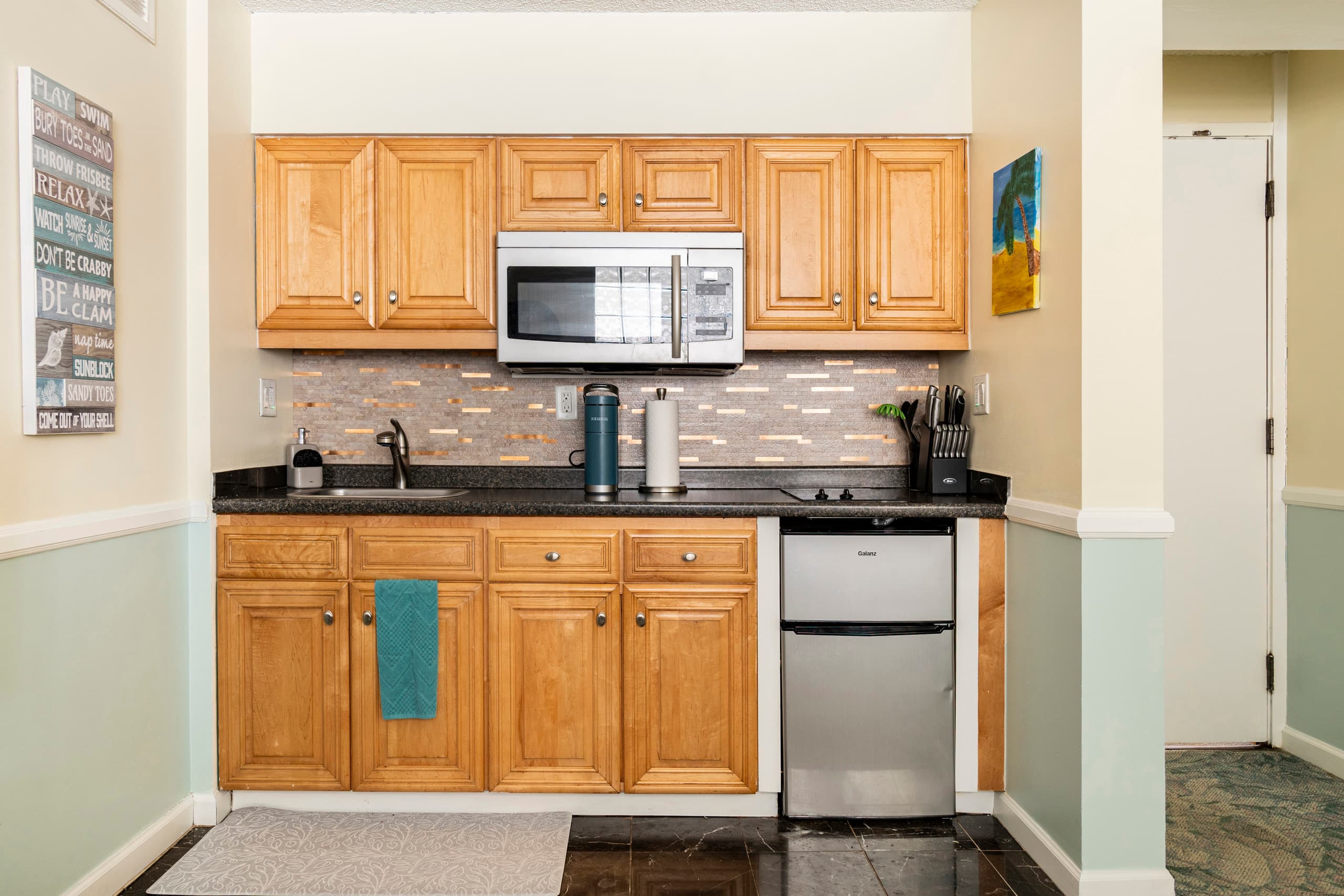 Spacious Downtown 1-Bedroom Condo - FREE Parking - Image 7
