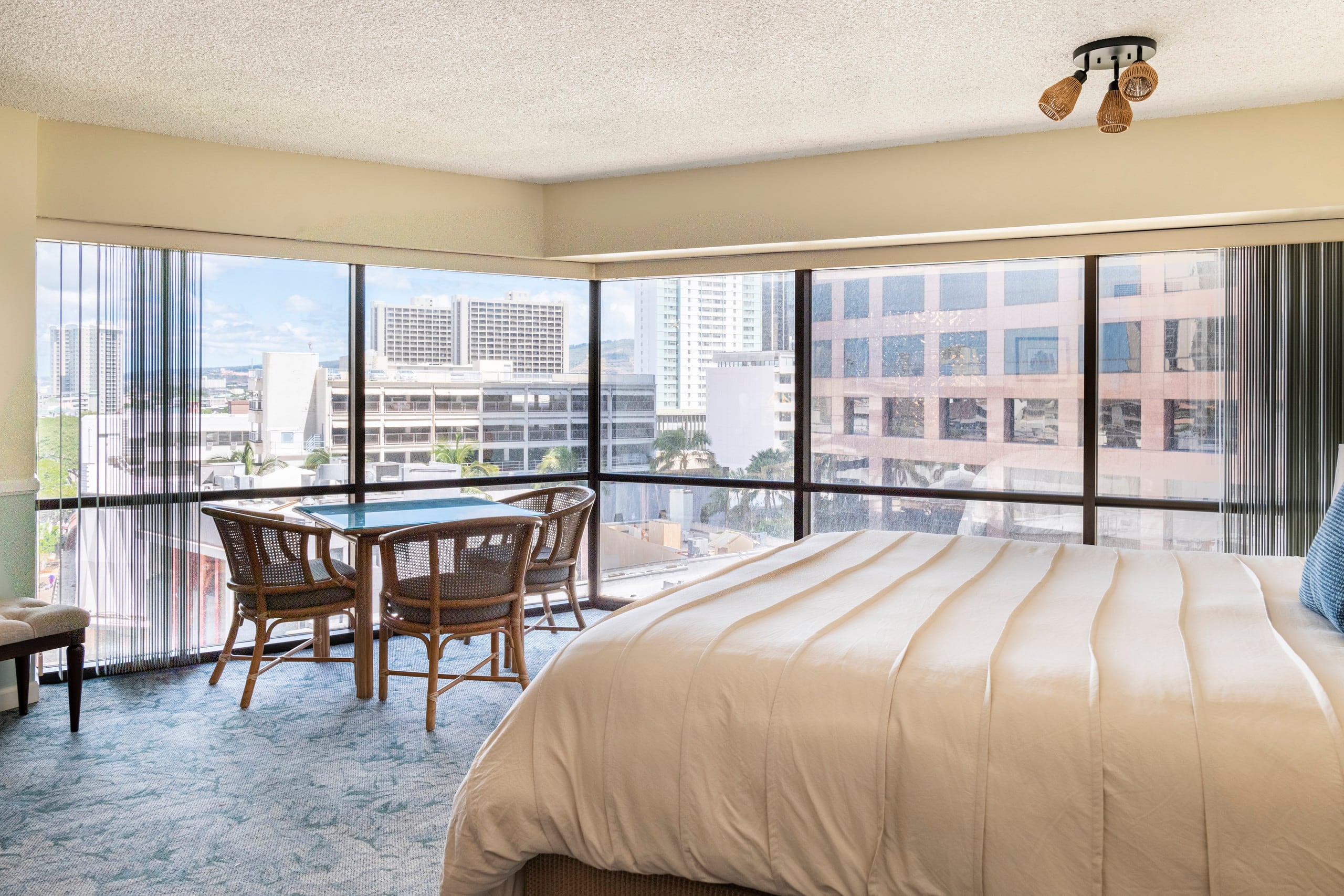 Spacious Downtown 1-Bedroom Condo - FREE Parking - Image 1