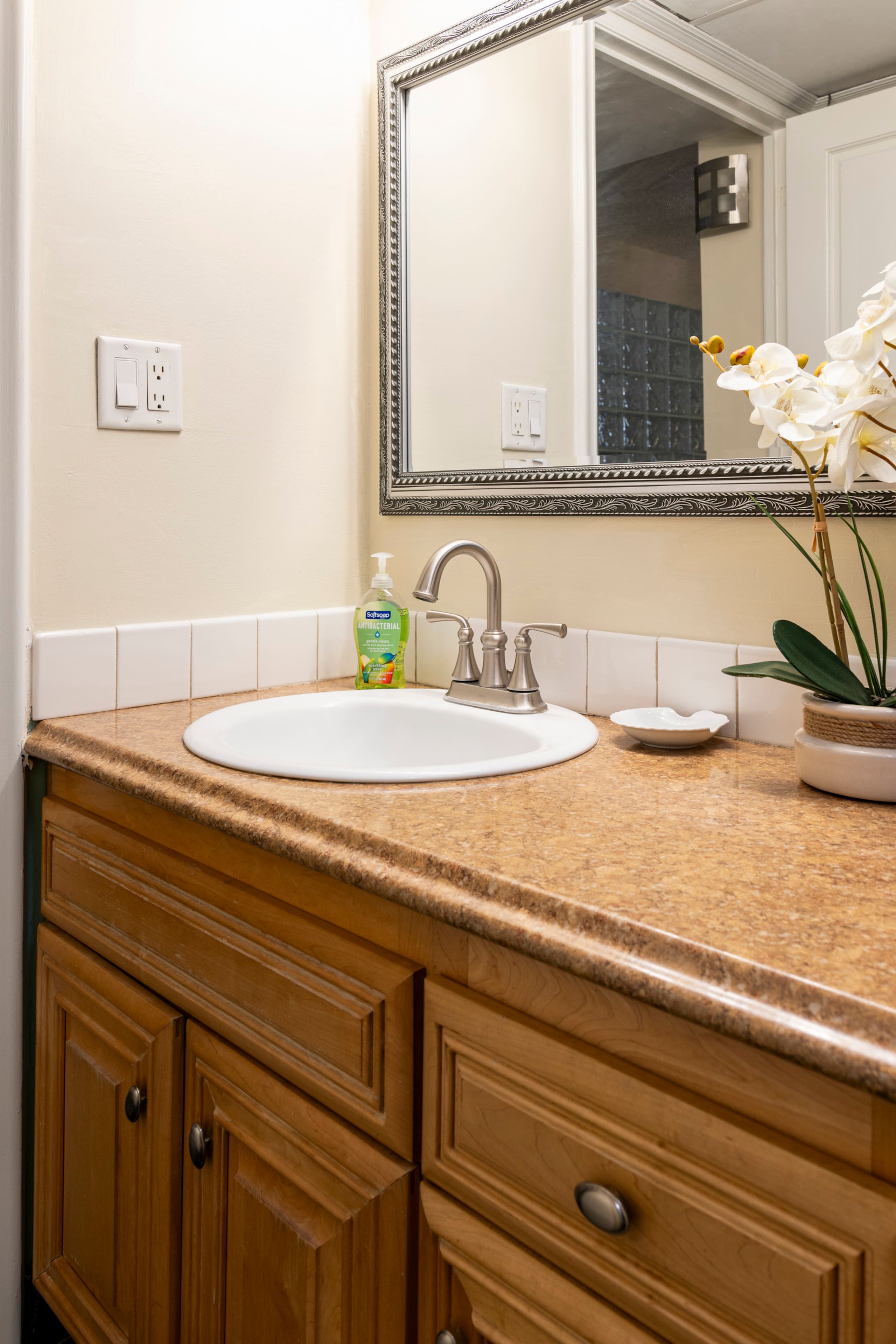 Spacious Downtown 1-Bedroom Condo - FREE Parking - Image 22