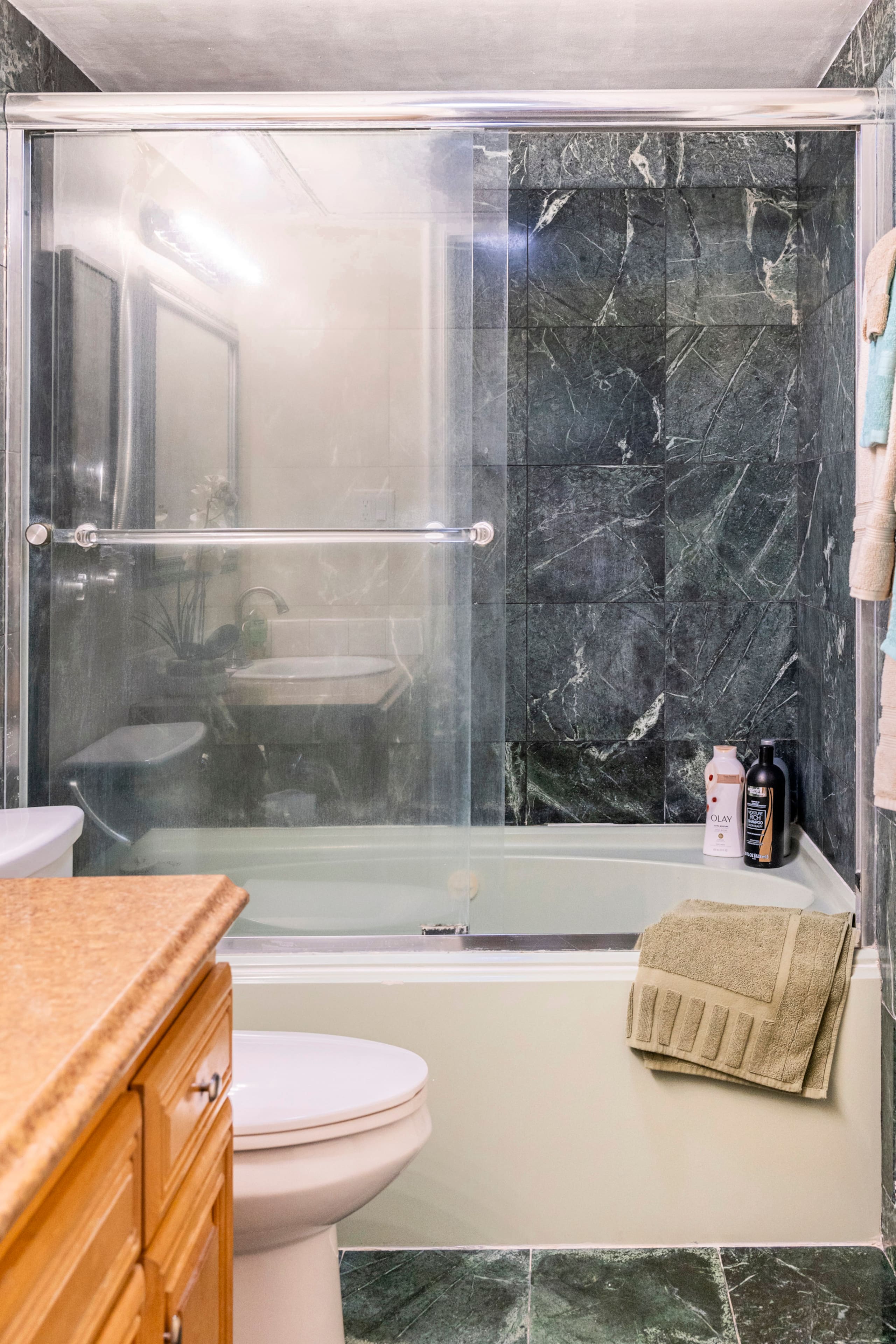 Spacious Downtown 1-Bedroom Condo - FREE Parking - Image 24