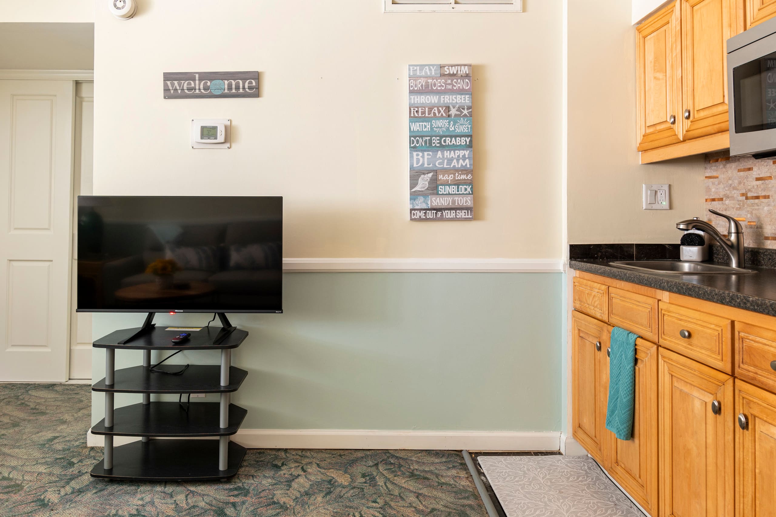 Spacious Downtown 1-Bedroom Condo - FREE Parking - Image 3