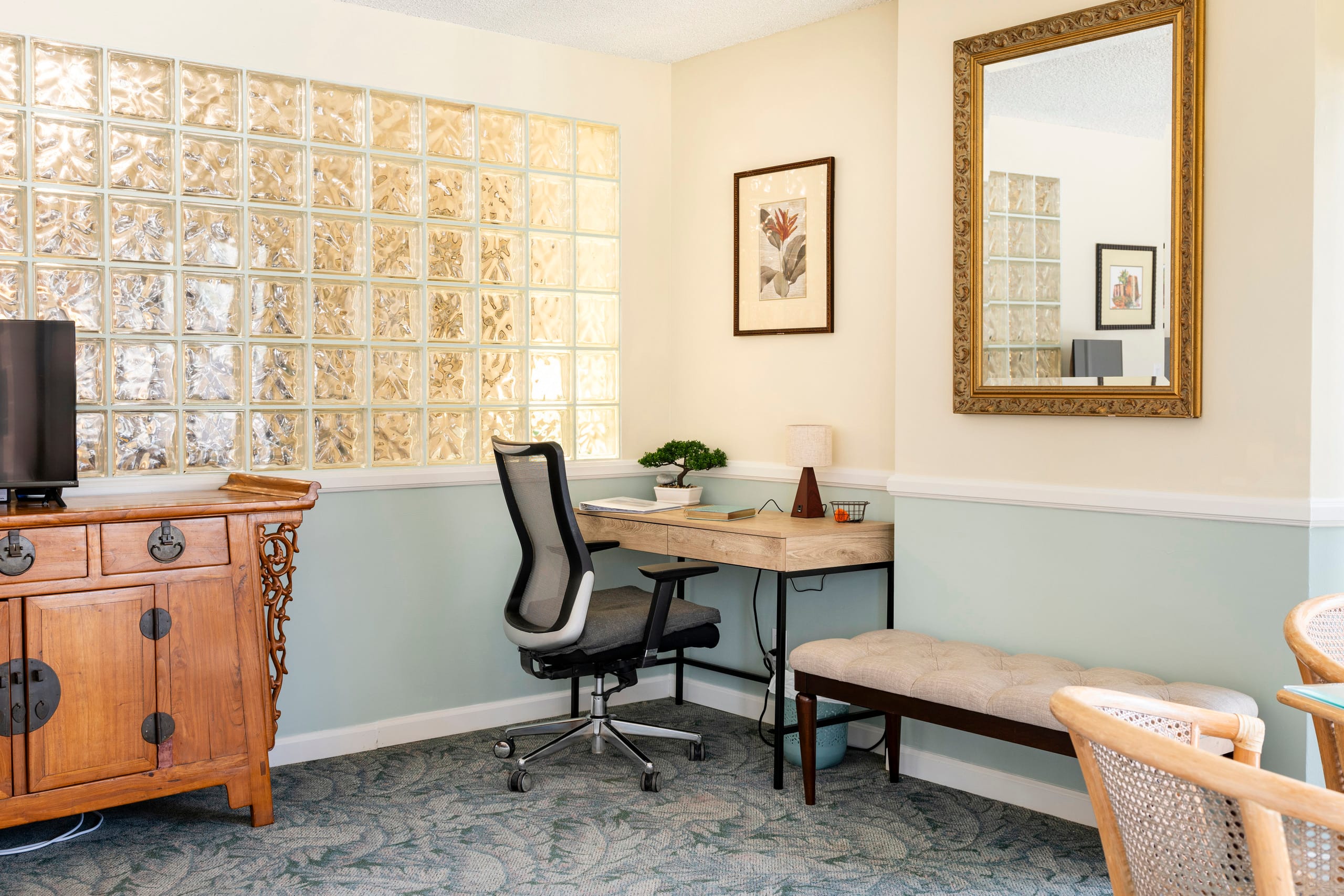 Spacious Downtown 1-Bedroom Condo - FREE Parking - Image 26