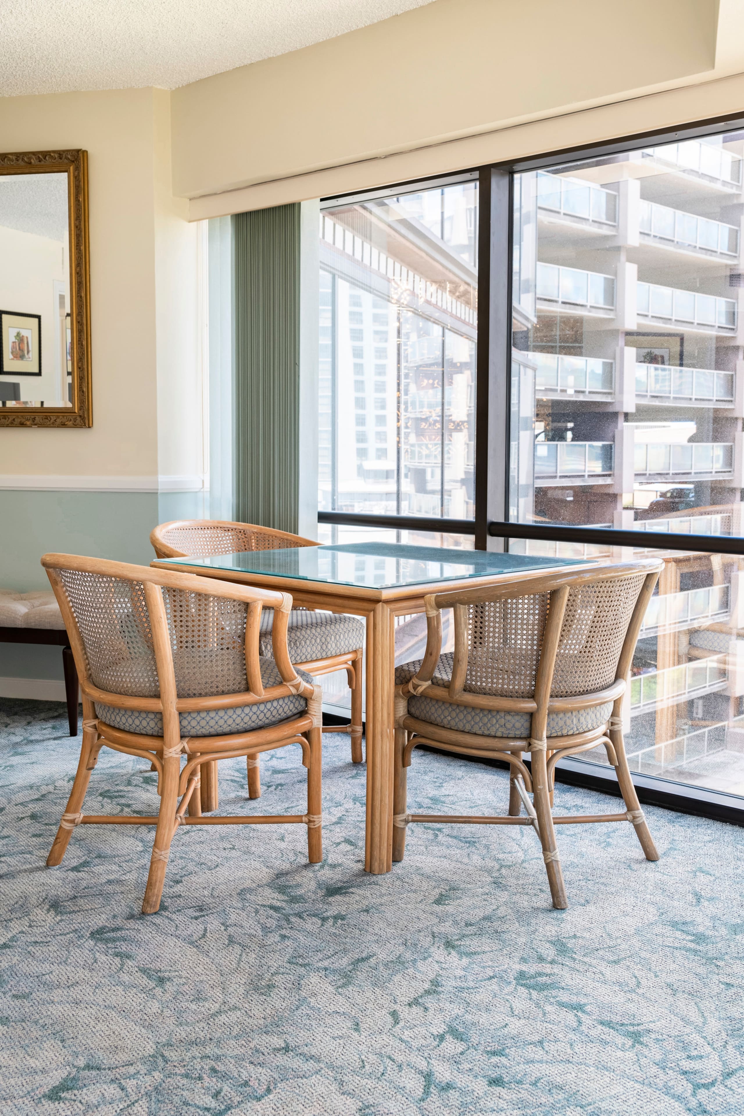 Spacious Downtown 1-Bedroom Condo - FREE Parking - Image 15