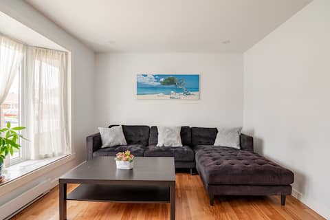 Popular Airbnb listing: Single Home in Laval Centre in Chomedey