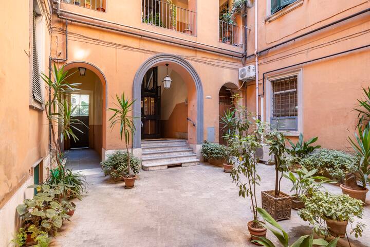 Large and historic apartment in Vatican Museums gallery image 3