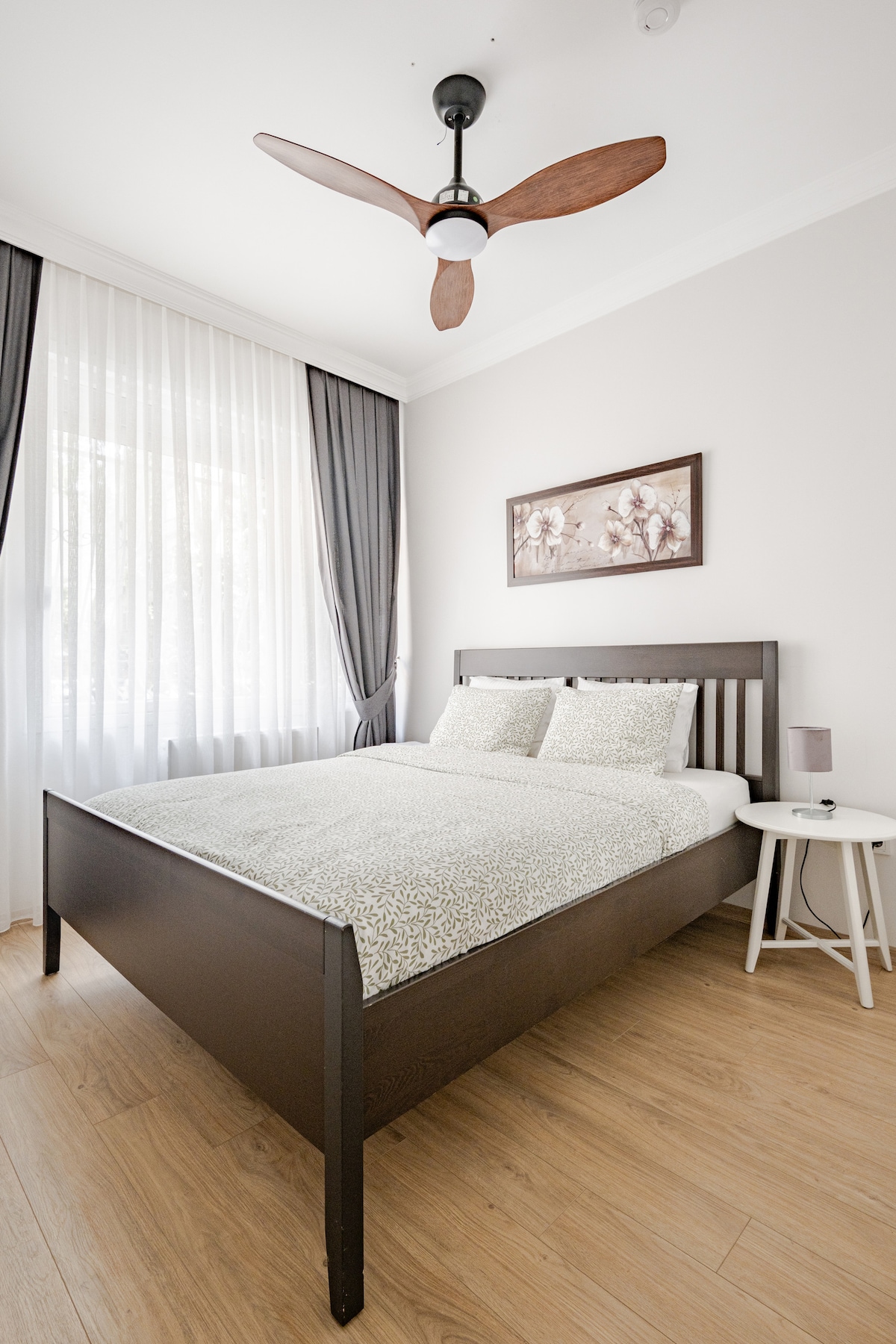 Udobna spavaća soba s roletama i zavjesama za zamračivanje za potpuni mrak, plus ventilator na daljinsko upravljanje i ambijentalna rasvjeta za miran san.