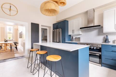 Spacious house with Hot Tub close to the beach.
