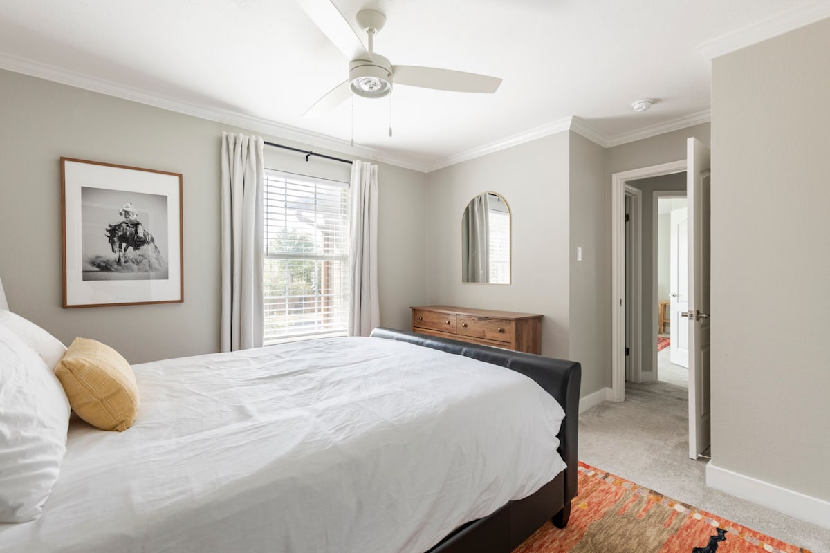 Spálňa s manželskou posteľou (1 z 3). Nachádza sa na 2. poschodí. Všetky spálne majú zatemňovacie závesy, plachty zo 100% bavlny a prikrývku s vložkou.