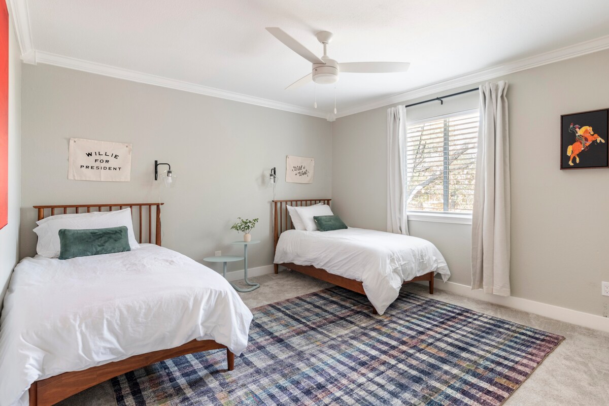 Spálňa s oddelenými posteľami. Všetky spálne majú zatemňovacie závesy, plachty zo 100% bavlny a prikrývku s vložkou. Nachádza sa na 2. poschodí.