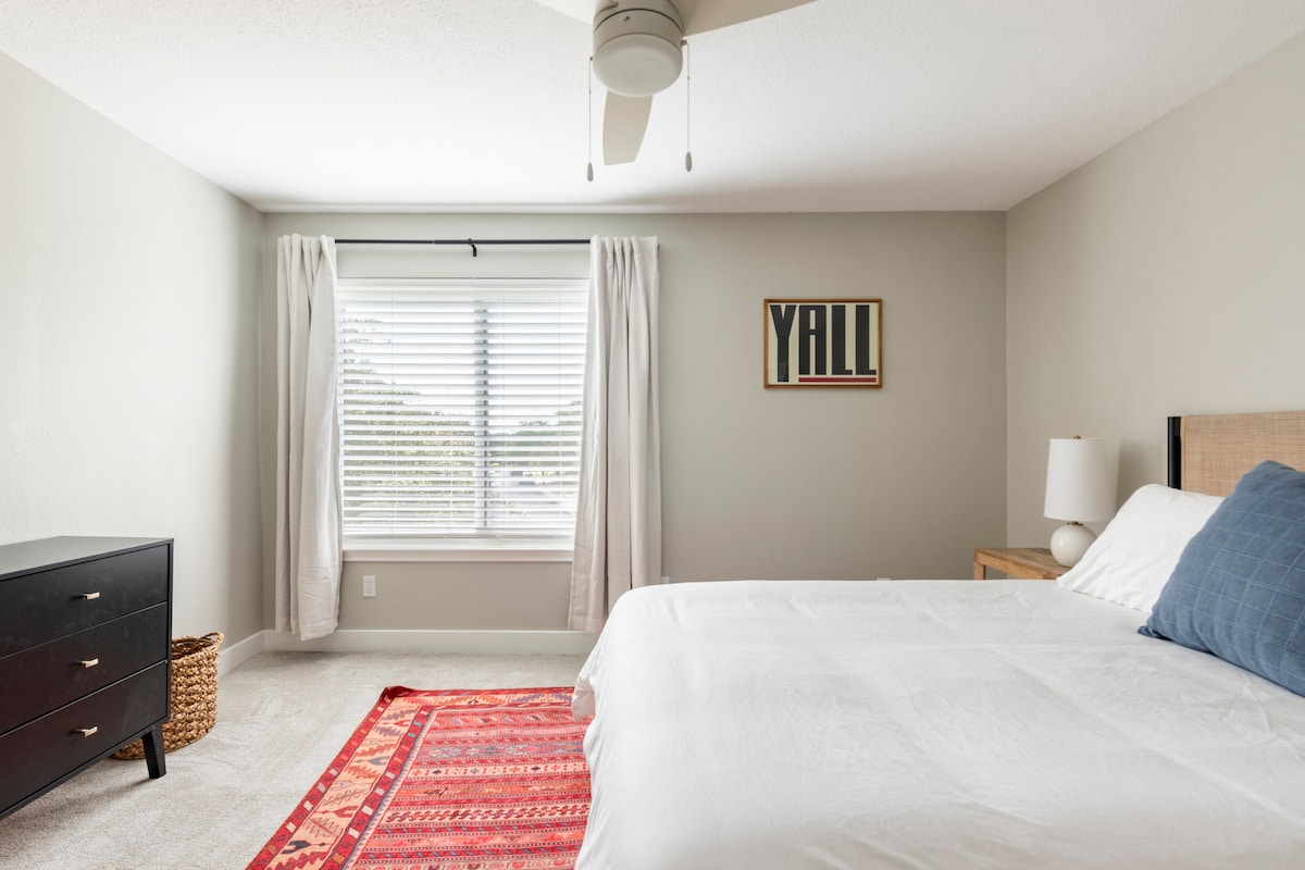 Spálňa s manželskou posteľou (2 z 3). Nachádza sa na 2. poschodí. Všetky spálne majú zatemňovacie závesy, plachty zo 100% bavlny a prikrývku s vložkou.