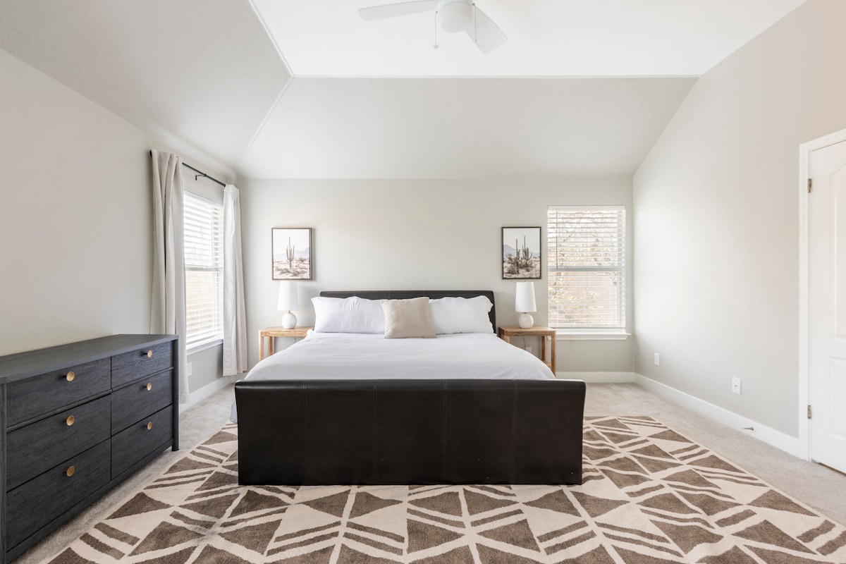 Master s manželskou posteľou King. Nachádza sa na 2. poschodí. Všetky spálne majú zatemňovacie závesy, plachty zo 100% bavlny a prikrývku s vložkou.