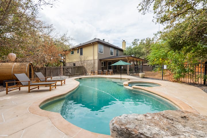 Pool-Hot Tub-Putting Green-Sauna-Arcade-Oasis