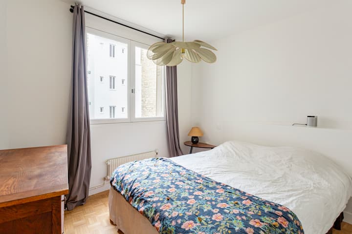 Habitación con cama de matrimonio de 160 x 200 cm, colchón muy cómodo Emma. Persiana y cortinas opacas