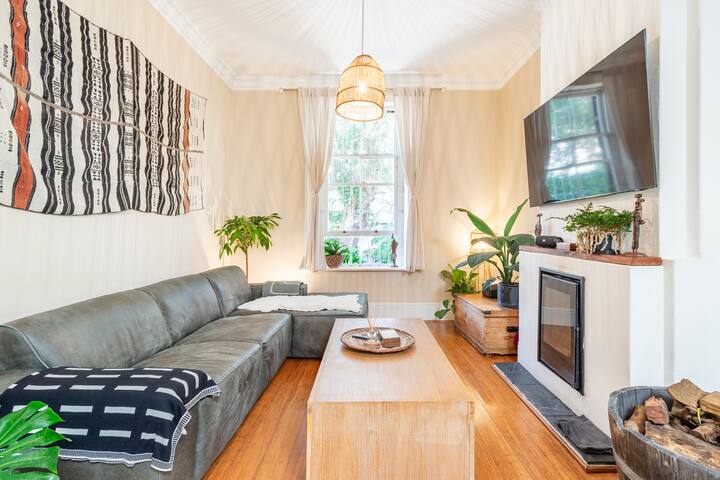 Classic home, 360 mountain views gallery image 2