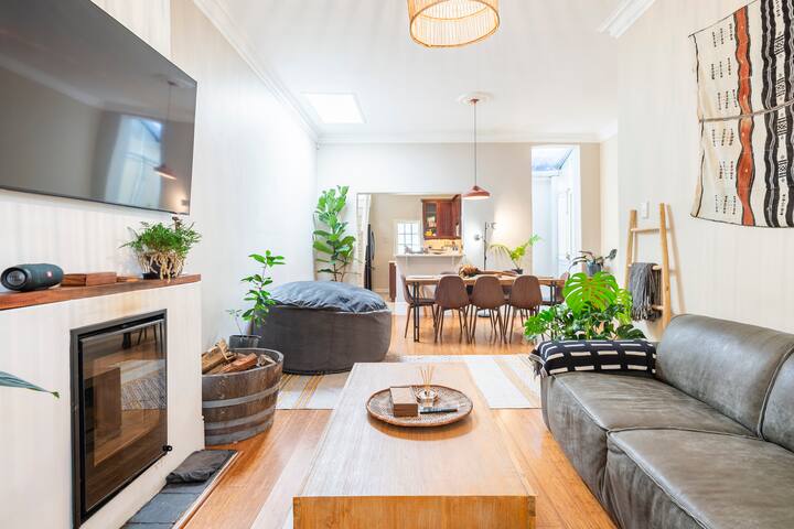 Classic home, 360 mountain views gallery image 3