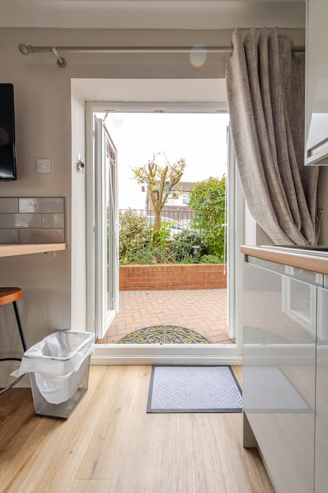 Top performing Airbnb: Cosy Studio for peaceful getaway and scenic views in Leeds