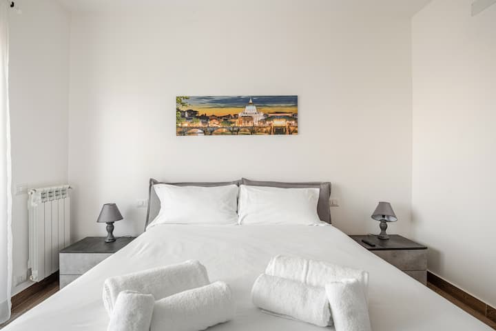 Chumba cha kulala • Chumba hicho kina nafasi kubwa na kimewekewa samani maridadi, chenye kitanda chenye starehe cha watu wawili. Kuna televisheni ya "55" ambayo inahakikisha burudani.