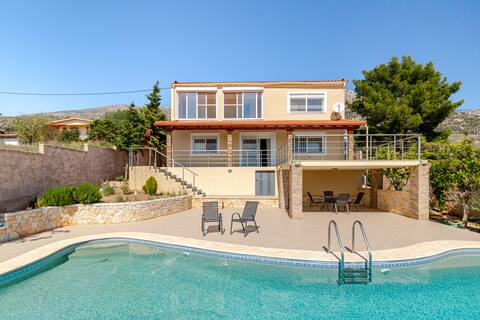 Spacious Villa With a Pool