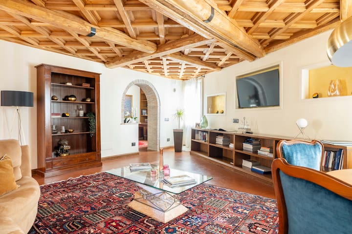 DolceVita: 5 steps to Trevi Fountain&Spain Square!