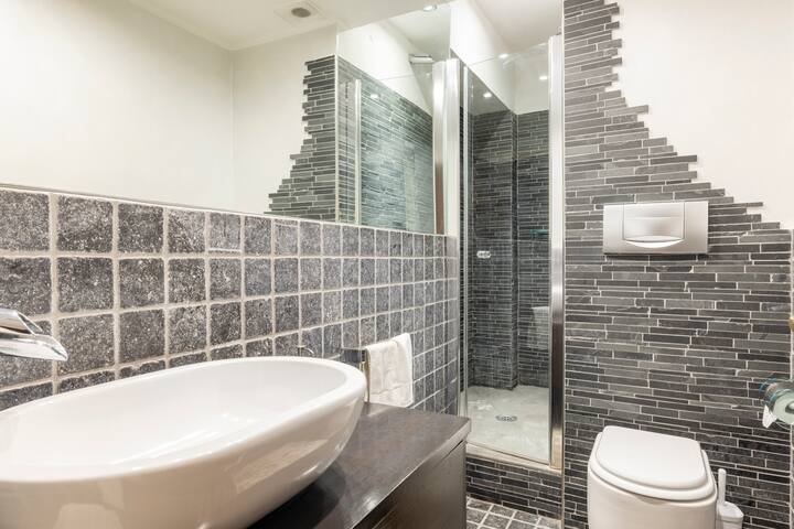 DolceVita: 5 steps to Trevi Fountain&Spain Square! gallery image 3