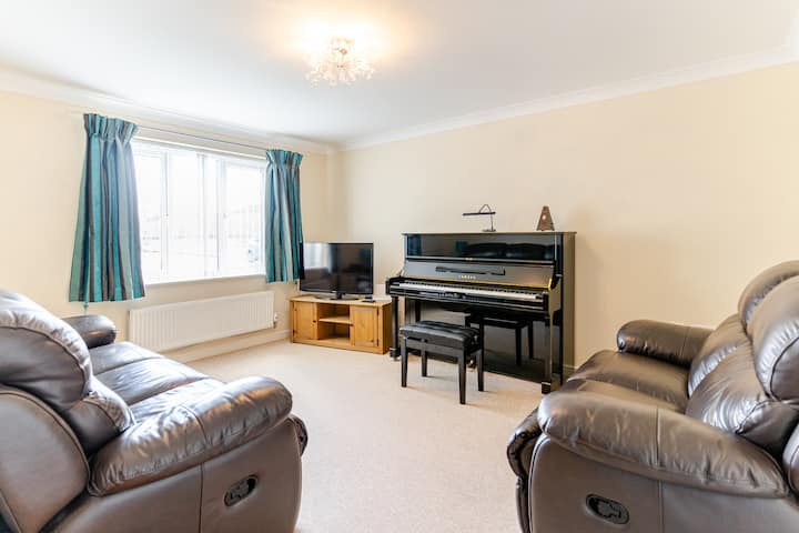 4 Bedroom, Wi-fi, Sky, Netflix, Parking, Open View - Waterworld, Stoke-on-Trent