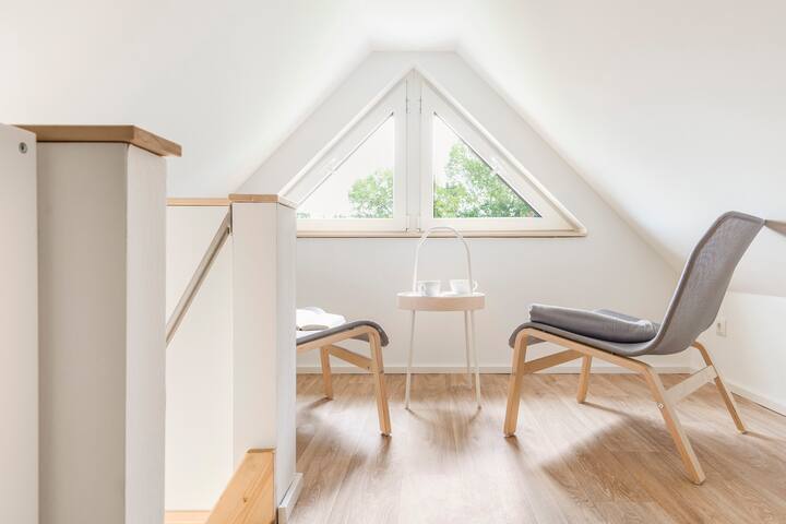 Se puede acceder a nuestra terraza superior a través de la escalera de una habitación.
El área es de planta abierta y no está separada por una puerta con cerradura.

Además, las ventanas de ese lugar no se pueden oscurecer.

La cama de la planta superior mide 160 × 200 cm (5' 3" × 6' 7").