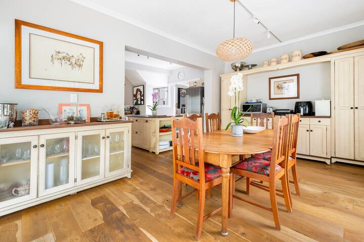 Eclectic Family Home near Wineries gallery image 5