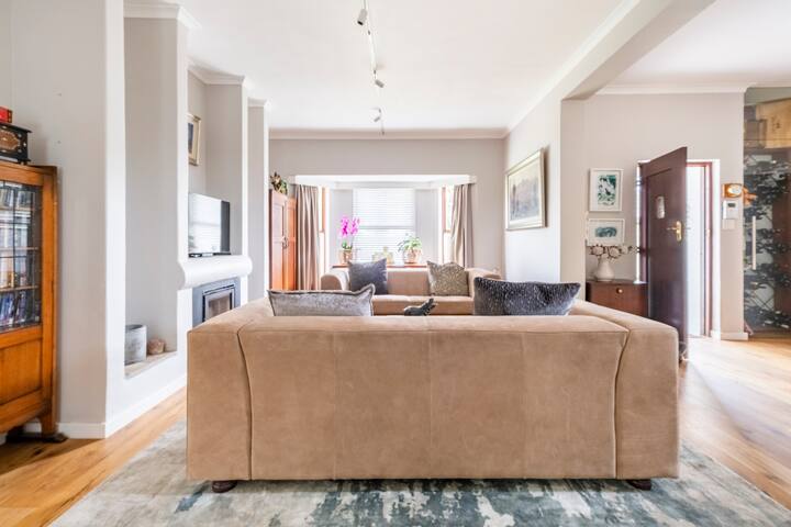 Eclectic Family Home near Wineries gallery image 4