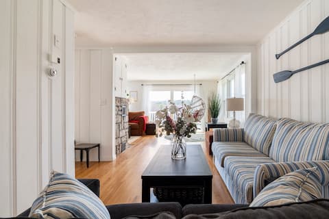 Lakefront Cottage Complete with Kayaks!