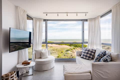 Apartment facing the sea, with a great view and balcony. Premium