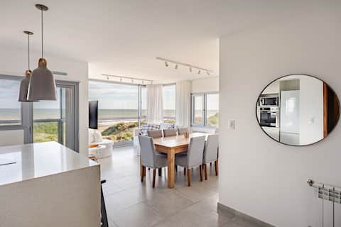 Apartment facing the sea, with a great view and balcony. Premium