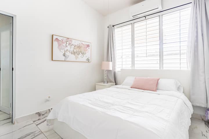 ห้องนอนที่ 2 เตียงควีนไซส์ 1 เตียง