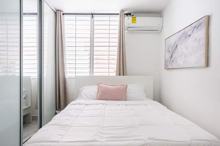 ห้องนอนที่ 3 เตียงควีนไซส์ 1 เตียง 