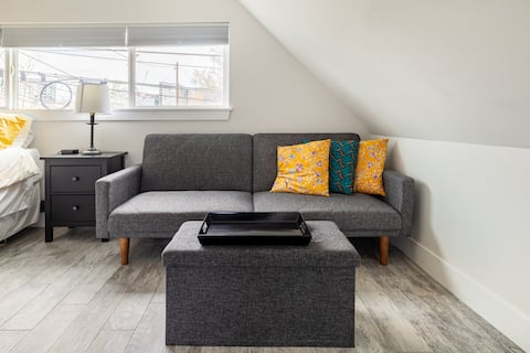 Top Airbnb: Carriage House in Art District in Lincoln Park