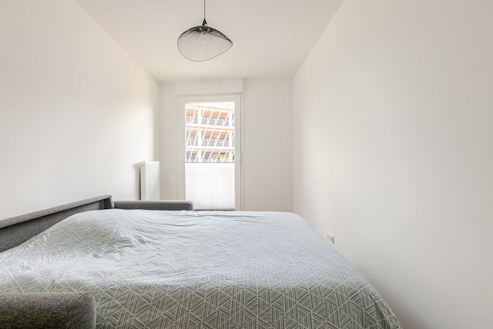 Beautiful 3 room app with terrace near CV and train station