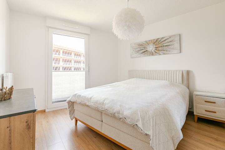 Beautiful 3 room app with terrace near CV and train station