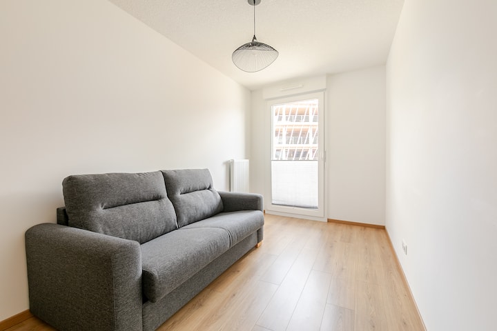 Beautiful 3 room app with terrace near CV and train station