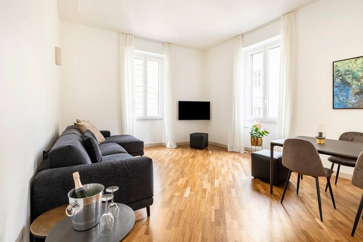 A prestigious and large apt facing Via Condotti gallery image 2